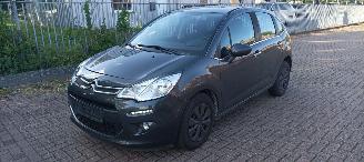 Schadeauto Citroën C3 1.2 Benzine 83pk Airconditioning CruiseControl Leren-Stuurwiel Mistlampen Led-Dagrijverlichting 4x elektrische ruiten Radio Multikleuren display MirrorLink Apple CarPlay mistlampen Parkeersensoren 2016/6
