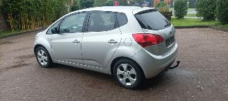 Kia Venga 1.6-16v Automaat Keyless entry Climatecontrol Stoelverwarming Lichtautomaat Privacyglas armsteun voor en achter Trekhaak Parkeersensoren 4xelek ramen Elektrische-spiegels met verwarming mistlampen 16 inch velgen picture 6