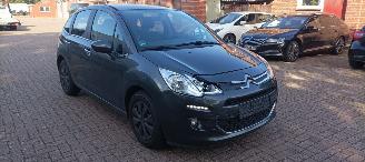 Citroën C3 1.2-12v 82pk Euro6 Airconditioning CruiseControl Leren-Stuurwiel Mistlampen Led-Dagrijverlichting Radio met kleuren lcd Display Apple CarPlay MirrorLink parkeersensoren achter 4xelek ramen Elektrische-spiegels centrale vergrendeling met afstandsbediening picture 2