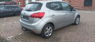 Kia Venga 1.6-Benzine Automatik Climatecontrol Keyless entry 4xelektrische ramen Elektrische-spiegels met inklap stand Stoelverwarming Lichtautomaat Privacyglas Trekhaak Parkeersensoren achter Mistlampen 16-inch Kia velgen picture 3