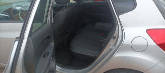 Kia Venga Bj: 8-2013 1.6-DOHC Automaat Dream Team Stoelverwarming Lichtautomaat Privacyglas Climatecontrol 4xElek ramen Elektrische-spiegels met inklap stand Parkeersensoren achter Trekhaak Mistlampen 16-inch Kia velgen Keyless entry picture 10