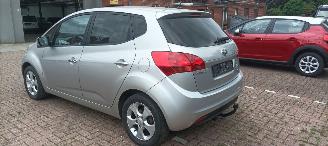 Kia Venga Bj: 8-2013 1.6-DOHC Automaat Dream Team Stoelverwarming Lichtautomaat Privacyglas Climatecontrol 4xElek ramen Elektrische-spiegels met inklap stand Parkeersensoren achter Trekhaak Mistlampen 16-inch Kia velgen Keyless entry picture 3