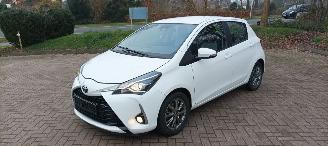 krockskadad bil auto Toyota Yaris Facelift model Edition 1.5VVTI-E Airconditioning stoelverwarming Multicolor Display Met Navi voorbereiding Achteruitrijcamera Regensensor Licht assistent Drivelane assistent Leren multi stuurwiel Mistlampen 15-inch Toyota velgen 2017/10