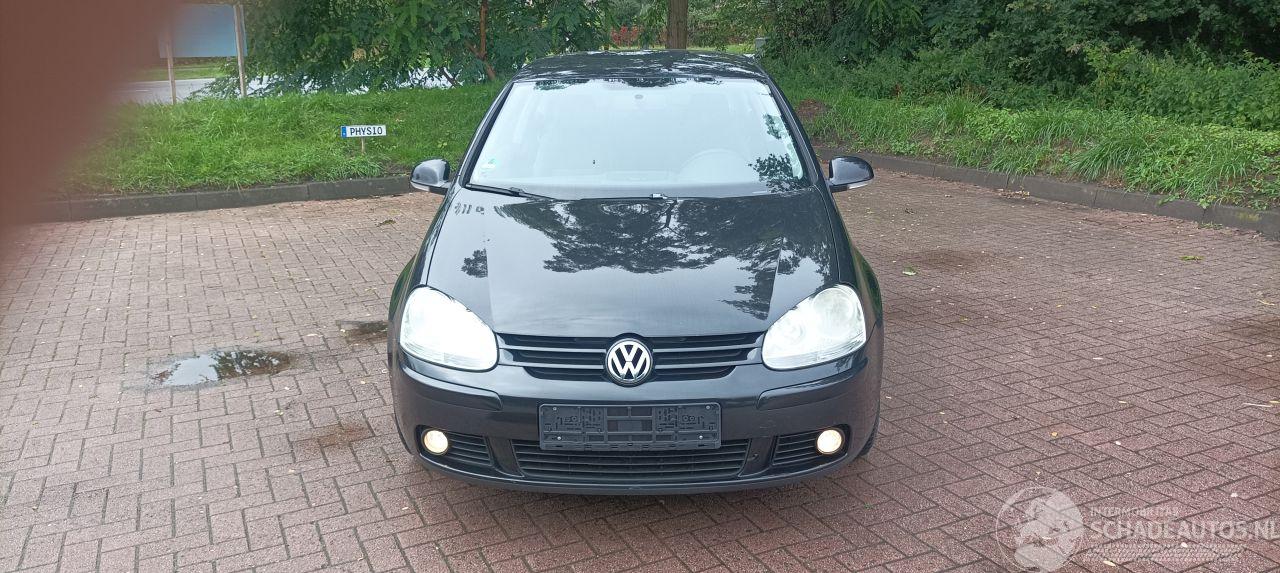 Volkswagen Golf Bj:12-2006 Tour Edition 1.4-16v 80pk Climatecontrol CruiseControl Leren-Stuurwiel armsteun elek-ramen elektrische Spiegel met verwarming Centrale vergrendeling met afstandsbediening mistlampen Parkeersensoren achter Trekhaak metallic lak
