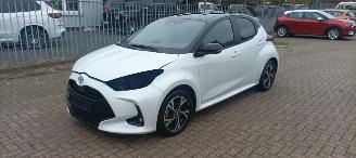 Toyota Yaris Bj:11-2024 Black& White Edition 1.5-Hybrid Climatecontrol CruiseControl Stoelverwarming Lichtautomaat Privacyglas Full-Led koplampen Apple Car Android Systeem Inductie laadstation Stuurwiel met verwarming Achteruitrijcamera 4xelek ramen picture 10