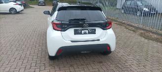 Toyota Yaris Bj:11-2024 Black& White Edition 1.5-Hybrid Climatecontrol CruiseControl Stoelverwarming Lichtautomaat Privacyglas Full-Led koplampen Apple Car Android Systeem Inductie laadstation Stuurwiel met verwarming Achteruitrijcamera 4xelek ramen picture 5