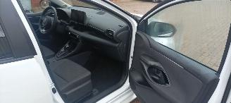 Toyota Yaris Bj:11-2024 Facelift hybrid Digitaal Cockpit full-Led Climatecontrol CruiseControl Stoelverwarming Lichtautomaat Privacyglas Apple CarPlay MirrorLink Achteruitrijcamera Bi-Color pearl metallic picture 20