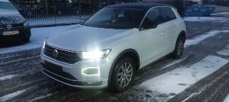 Vaurioauto  passenger cars Volkswagen T-Roc 1.5-TSI 150pk R-Line Design Navi Full-Led koplampen Led achterlichten Climatecontrol CruiseControl Stoelverwarming Lichtautomaat Privacyglas 2021/4