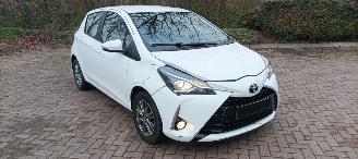 krockskadad bil auto Toyota Yaris Facelift 1.5-Dual VVT-i 6-bak Airconditioning Navigatie voorbereiding Multi color Display Achteruitrijcamera Lichtautomaat Stoelverwarming 2017/10