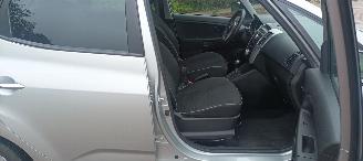 Kia Venga Bj:08-2013 137000km 1.6-Dohc Automatik Climatecontrol Stoelverwarming Keyless entry armsteun voor Elektrische ramen Elektrische-spiegels met parkeerstand Trekhaak Parkeersensoren mistlampen 16 inch velgen picture 15