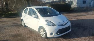 krockskadad bil auto Toyota Aygo Bj:09-2013 Comfort 1.0-VVT-i Navigatie Led verlichting Elektrische ramen Elektrische-spiegels centrale deurvergrendeling met afstandsbediening abs esp getinte ruiten 2013/9