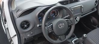 Toyota Yaris Facelift 10-2017 49000km 1.5-Dual VVT-I 112pk 6-bak Airconditioning Navigatie voorbereiding Multi color Display Achteruitrijcamera Lichtautomaat Stoelverwarming stuurwiel met radio Bediening elektrische ramen Elektrische-spiegels met verwarming Centrale v picture 26