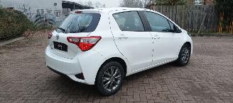 Toyota Yaris Facelift 10-2017 49000km 1.5-Dual VVT-I 112pk 6-bak Airconditioning Navigatie voorbereiding Multi color Display Achteruitrijcamera Lichtautomaat Stoelverwarming stuurwiel met radio Bediening elektrische ramen Elektrische-spiegels met verwarming Centrale v picture 5