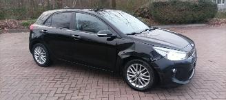 damaged passenger cars Kia Rio Dream-Team 1.4 Benzine Automaat Navigatie Climatecontrol Stoelverwarming Lichtautomaat Privacyglas Stuurwiel met verwarming Achteruitrijcamera 2019/11