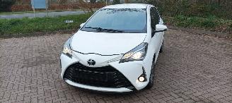 krockskadad bil auto Toyota Yaris 1.5 Benzine 112pk Airconditioning Stoelverwarming Lichtautomaat Multi color Display met Achteruitrijcamera 2017/10
