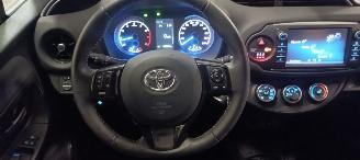Toyota Yaris 1.5-Dual VVT-I 111pk 6-Versn Airconditioning stoelverwarming Multicolor Touchscreen Display met navi voorbereiding Achteruitrijcamera Mistlampen Toyota velgen Drivelane assistent Licht assistent picture 24