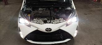 Toyota Yaris 1.5-Dual VVT-I 111pk 6-Versn Airconditioning stoelverwarming Multicolor Touchscreen Display met navi voorbereiding Achteruitrijcamera Mistlampen Toyota velgen Drivelane assistent Licht assistent picture 11