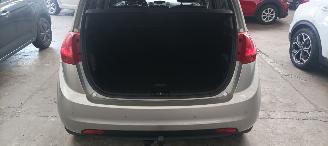 Kia Venga 1.6-16v Automatik Climatecontrol Keyless-entry Stoelverwarming Lichtautomaat Privacyglas armsteun voor en achter Trekhaak Mistlampen 16-inch Kia velgen picture 11