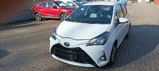 krockskadad bil auto Toyota Yaris Bj: 10-2017 1.5-vvt-i Airconditioning stoelverwarming Multicolor display Regensensor Lichtautomaat Drivelane assistent elektrische ramen Elektrische-spiegels met verwarming Achteruitrijcamera Mistlampen 15inch velgen 2017/10