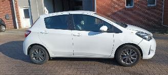 Toyota Yaris Bj: 10-2017 1.5-vvt-i Airconditioning stoelverwarming Multicolor display Regensensor Lichtautomaat Drivelane assistent elektrische ramen Elektrische-spiegels met verwarming Achteruitrijcamera Mistlampen 15inch velgen picture 8