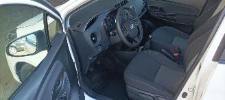 Toyota Yaris Bj: 10-2017 1.5-vvt-i Airconditioning stoelverwarming Multicolor display Regensensor Lichtautomaat Drivelane assistent elektrische ramen Elektrische-spiegels met verwarming Achteruitrijcamera Mistlampen 15inch velgen picture 13