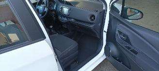 Toyota Yaris Bj: 10-2017 1.5-vvt-i Airconditioning stoelverwarming Multicolor display Regensensor Lichtautomaat Drivelane assistent elektrische ramen Elektrische-spiegels met verwarming Achteruitrijcamera Mistlampen 15inch velgen picture 23