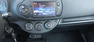 Toyota Yaris Bj: 10-2017 1.5-vvt-i Airconditioning stoelverwarming Multicolor display Regensensor Lichtautomaat Drivelane assistent elektrische ramen Elektrische-spiegels met verwarming Achteruitrijcamera Mistlampen 15inch velgen picture 20