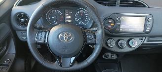 Toyota Yaris Bj: 10-2017 1.5-vvt-i Airconditioning stoelverwarming Multicolor display Regensensor Lichtautomaat Drivelane assistent elektrische ramen Elektrische-spiegels met verwarming Achteruitrijcamera Mistlampen 15inch velgen picture 19