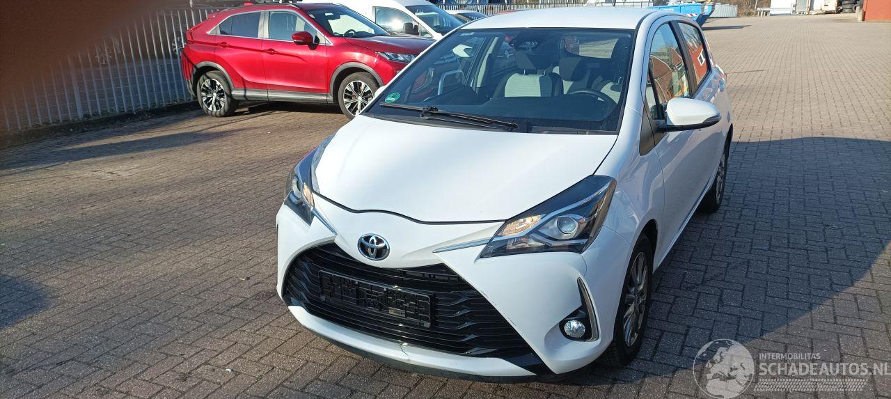 Toyota Yaris Bj: 10-2017 1.5-vvt-i Airconditioning stoelverwarming Multicolor display Regensensor Lichtautomaat Drivelane assistent elektrische ramen Elektrische-spiegels met verwarming Achteruitrijcamera Mistlampen 15inch velgen
