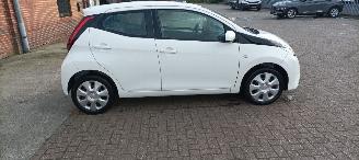 Toyota Aygo X-Play 1.0-VVT-i 72pk Airconditioning Led-Koplampen Led-Achterlichten Elektrische ramen Elektrische-spiegels met verwarming Centrale vergrendeling met afstandsbediening Abs Esp Leren Stuurwiel picture 2