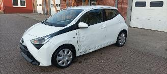 Toyota Aygo X-Play 1.0-VVT-i 72pk Airconditioning Led-Koplampen Led-Achterlichten Elektrische ramen Elektrische-spiegels met verwarming Centrale vergrendeling met afstandsbediening Abs Esp Leren Stuurwiel picture 7