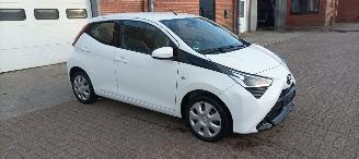 Damaged car Toyota Aygo X-Play 1.0-VVT-i 72pk Airconditioning Led-Koplampen Led-Achterlichten Elektrische ramen Elektrische-spiegels met verwarming Centrale vergrendeling met afstandsbediening Abs Esp Leren Stuurwiel 2018/9