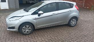 Ford Fiesta 1.5-TDCI Airconditioning stoelverwarming Led verlichting Parkeersensoren voor & achter Leren Stuurwiel Radio usb Elektrische ramen Elektrische-spiegels met verwarming inklapbare buitenspiegels picture 3