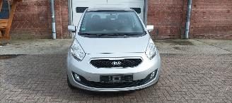 damaged passenger cars Kia Venga 1.6-16v 125pk Automatik Keyless-entry Climatecontrol Stoelverwarming Lichtautomaat Privacyglas leren stuurwiel met radio bediening armsteun voor Links& Rechts Trekhaak Mistlampen Parkeersensoren achter 16-inch Kia velgen 2013/1
