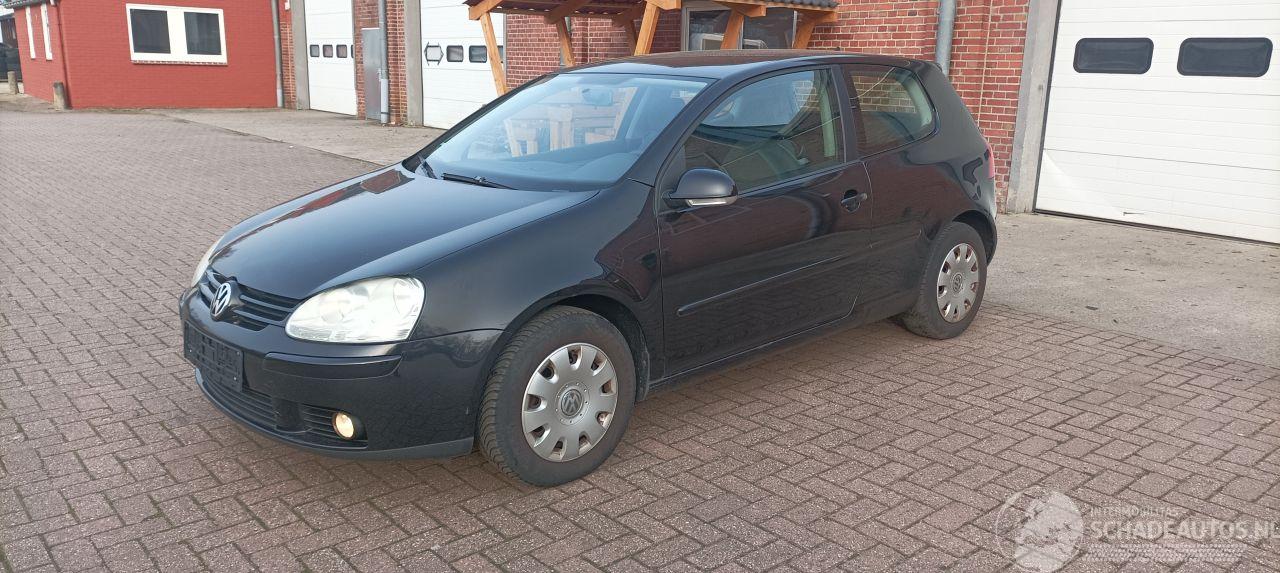 Volkswagen Golf Tour Edition 1.4-benzine 80pk Climatecontrol CruiseControl Leren-Stuurwiel armsteun elek-ramen elektrische buitenspiegels met verwarming Abs Esp Mistlampen Afneembare trekhaak Parkeersensoren achter