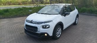 uszkodzony samochody osobowe Citroën C3 Shine Bj:10-2018 1.5-HDI 102pk Euro-6  Climatecontrol CruiseControl Stoelverwarming Lichtautomaat Regensensor Drivelane assistent Automatisch dimmende binnenspiegel 4xElektrische ramen Elektrische-spiegels met parkeerstand Parkeersensoren achter Mistlampe 2018/10