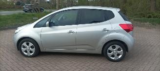 Kia Venga Bj: 08-2013 1.6-DOHC Automaat Stoelverwarming Climatecontrol Lichtautomaat Privacyglas Keyless-entry 4xElektrische ramen Elektrische-spiegels met parkeerstand Parkeersensoren achter Trekhaak Mistlampen 16-inch Kia velgen picture 6