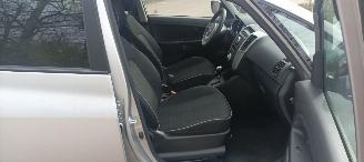 Kia Venga Bj: 08-2013 1.6-DOHC Automaat Stoelverwarming Climatecontrol Lichtautomaat Privacyglas Keyless-entry 4xElektrische ramen Elektrische-spiegels met parkeerstand Parkeersensoren achter Trekhaak Mistlampen 16-inch Kia velgen picture 17