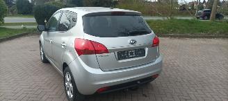 Kia Venga Bj: 08-2013 1.6-DOHC Automaat Stoelverwarming Climatecontrol Lichtautomaat Privacyglas Keyless-entry 4xElektrische ramen Elektrische-spiegels met parkeerstand Parkeersensoren achter Trekhaak Mistlampen 16-inch Kia velgen picture 4