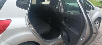 Kia Venga Bj: 08-2013 1.6-DOHC Automaat Stoelverwarming Climatecontrol Lichtautomaat Privacyglas Keyless-entry 4xElektrische ramen Elektrische-spiegels met parkeerstand Parkeersensoren achter Trekhaak Mistlampen 16-inch Kia velgen picture 18