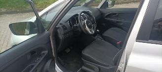 Kia Venga Bj: 08-2013 1.6-DOHC Automaat Stoelverwarming Climatecontrol Lichtautomaat Privacyglas Keyless-entry 4xElektrische ramen Elektrische-spiegels met parkeerstand Parkeersensoren achter Trekhaak Mistlampen 16-inch Kia velgen picture 9