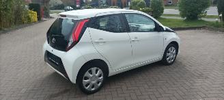 Toyota Aygo X-Play 1.0-VVT-i 72pk Airco Led koplampen Led achterlichten Elek-ramen elektrische buitenspiegels centrale deurvergrendeling met afstandsbediening Hoogglans buiten design Deelbare achterbank picture 4