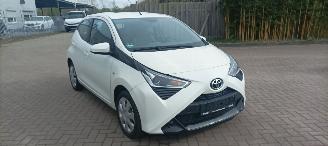 Vaurioauto  passenger cars Toyota Aygo X-Play 1.0-VVT-i 72pk Airco Led koplampen Led achterlichten Elek-ramen elektrische buitenspiegels centrale deurvergrendeling met afstandsbediening Hoogglans buiten design Deelbare achterbank 2018/9