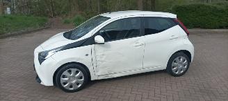 Toyota Aygo X-Play 1.0-VVT-i 72pk Airco Led koplampen Led achterlichten Elek-ramen elektrische buitenspiegels centrale deurvergrendeling met afstandsbediening Hoogglans buiten design Deelbare achterbank picture 9