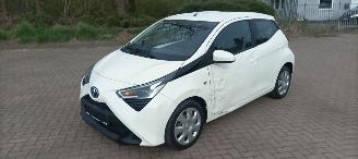 Toyota Aygo X-Play 1.0-VVT-i 72pk Airco Led koplampen Led achterlichten Elek-ramen elektrische buitenspiegels centrale deurvergrendeling met afstandsbediening Hoogglans buiten design Deelbare achterbank picture 10