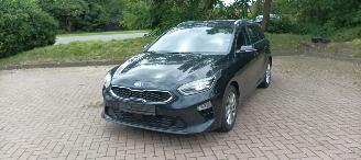skadebil auto Kia Ceed 1.6-CRDI 136pk Ceed Sportswagon Spirit Navi JBL-sound systeem Camera Leder Sportstoelen Memory Full-Led koplampen Led achterlichten Elektrische achterklep Keyless-entry Climatecontrol CruiseControl 4xStoelverwarming Blindspot Automatisch inparkeren chrome 2018/9
