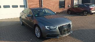 Schadeauto Audi A5 2.0-TDI Automatik Navi Led Climatecontrol CruiseControl Stoelverwarming Lichtautomaat Regensensor Lichtautomaat Mistlampen Afneembare trekhaak Parkeersensoren 18-inch velgen 2016/2
