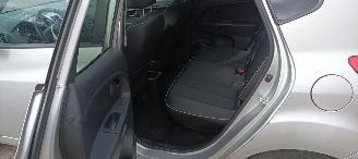Kia Venga 1.6-16v Automaat Keyless-entry Climatecontrol Stoelverwarming Lichtautomaat Privacyglas leren stuurwiel mistlampen Parkeersensoren Trekhaak 16-inch velgen picture 14