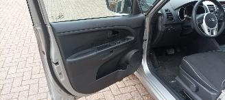 Kia Venga 1.6-16v Automaat Keyless-entry Climatecontrol Stoelverwarming Lichtautomaat Privacyglas leren stuurwiel mistlampen Parkeersensoren Trekhaak 16-inch velgen picture 10