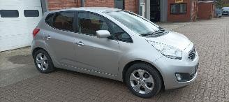 Kia Venga 1.6-16v Automaat Keyless-entry Climatecontrol Stoelverwarming Lichtautomaat Privacyglas leren stuurwiel mistlampen Parkeersensoren Trekhaak 16-inch velgen picture 9